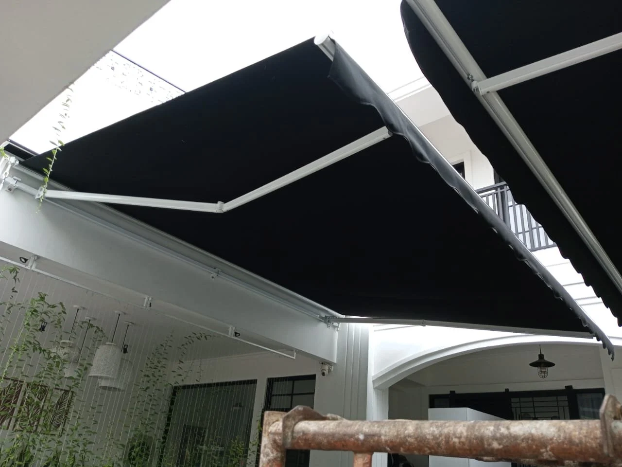 Awning Gulung Bentang Panjang Teras Restoran Danau