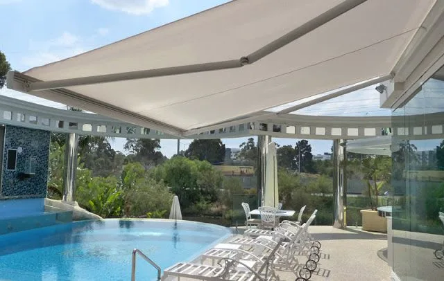 Awning Gulung Teras Kolam Renang Villa Mewah